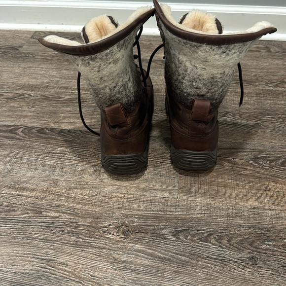 UGG size 10 Adirondack waterproof boots - Picture 3 of 5